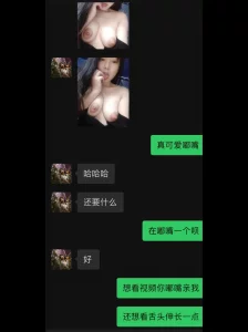 性瘾06学妹在电脑桌前被操拍视频自己掀开衣服展示大奶