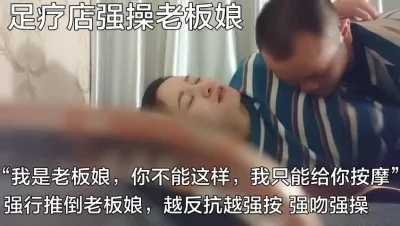 性瘾06学妹在电脑桌前被操拍视频自己掀开衣服展示大奶