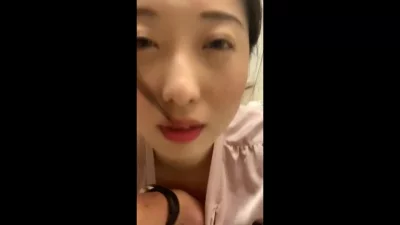 极品颜值甜美大圈外围妹舌吻互摸调情迫不及待解开裤子性感睡衣露出奶子侧入骑乘猛操晃动奶子