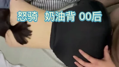 苗条贫乳小姐姐被眼镜男各种操骑乘抽插后入撞击边后入边给旁边小哥打飞机大奶闺蜜旁边观战帮忙揉捏奶子