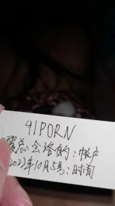 约00后极品丰满妹子身材诱人蜜桃臀小伙骗美女戴上眼罩偷偷录下来