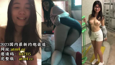 身材很棒颜值也不错逼毛非常性感的小骚货让小哥在沙发上爆草抽插